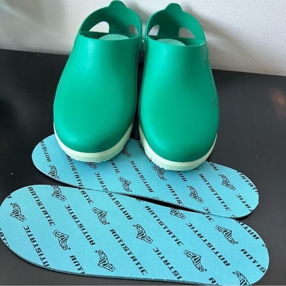 Calzuro Rebel Medical shoes autoclavable closed heel shoe in Green/Pastel Green - Picture 11 of 12